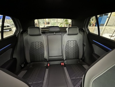 VWGolfGrR_23.jpg